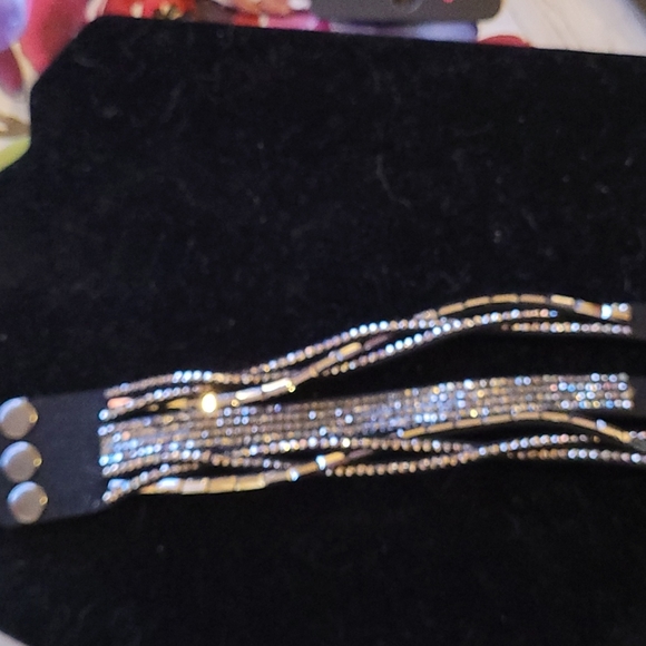 black bracelet with snaps new without tags - Picture 3 of 3